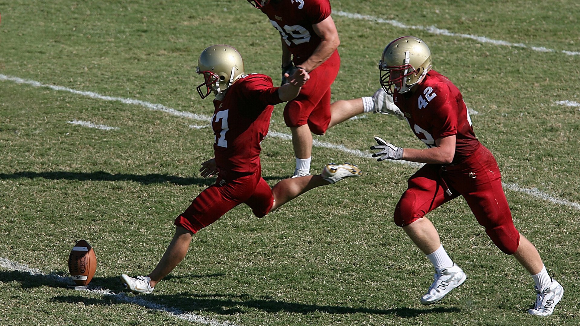 AYX SPORTS-法甲赛况激烈，比分2-1，比赛中精彩突破和远射，关键数据：长传成功率80%、射门准度72%